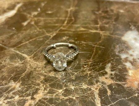 AGI Certified 2.51 CTW G SI3 Oval Brilliant Diamond Ring - Image 2