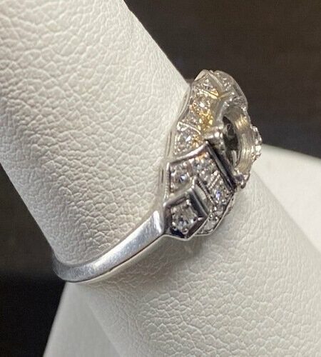 Fine Platinum Vintage Ring - Image 2