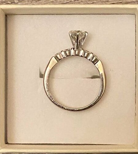 0.91 CT Round Brilliant Cut Diamond Ring - Image 2