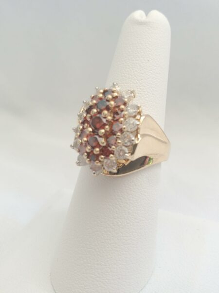0.60 CT G-H SI1-SI2 Round Brilliant Diamond and Ruby Ring - Image 4