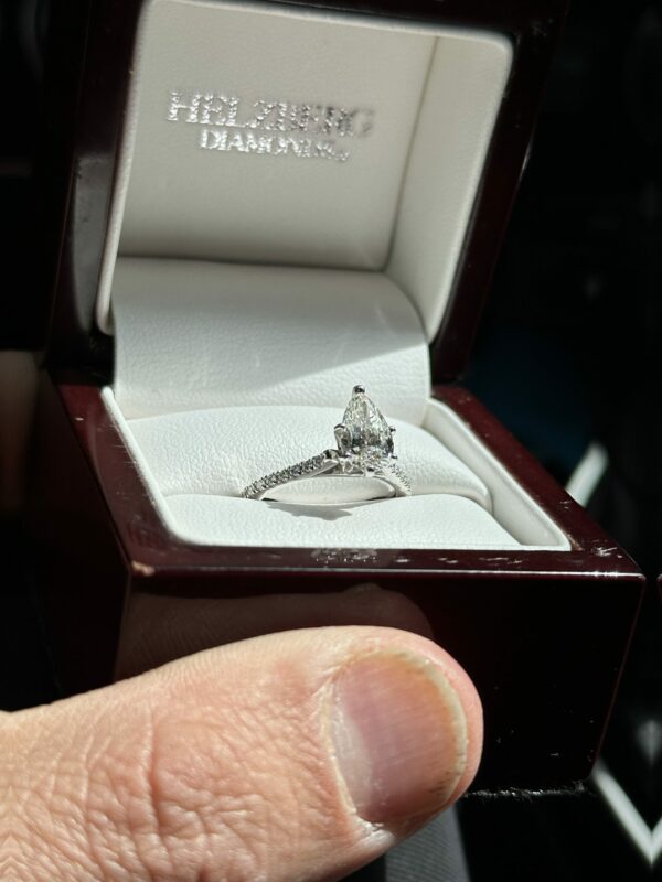 IGI Certified 0.70 CT G VS2 Lab Grown Pear Cut Diamond Ring - Image 3