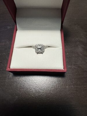 1.07 Carat D VVS2 lab-grown Princess Cut Diamond Engagement ring