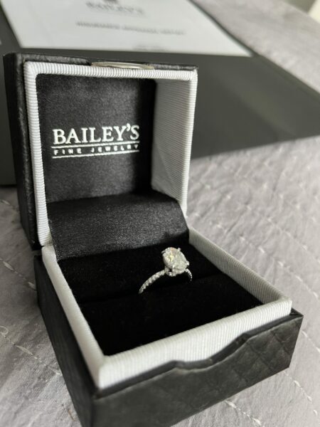 Never Worn IGI Certified 1.5 CT E Vs1  Oval Lab-Grown Diamond Center Stone in 14kt White Gold Ring - Image 3