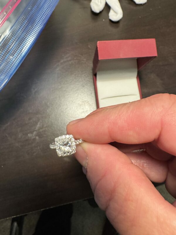 1.07 Carat D VVS2 lab-grown Princess Cut Diamond Engagement ring - Image 3