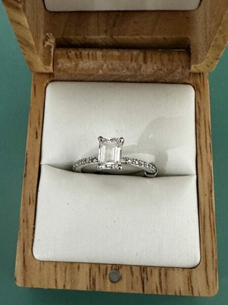 Brilliant Earth Lab-grown Emerald cut 1.5 carat E, VS2 - Image 2