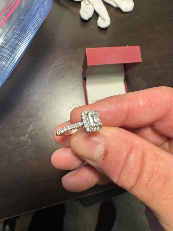 1.07 Carat D VVS2 lab-grown Princess Cut Diamond Engagement ring - Image 2