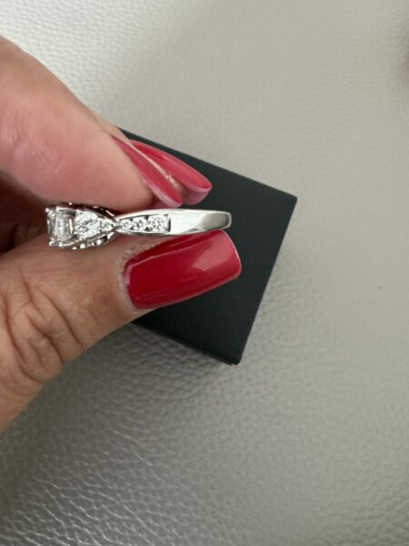 0.92 Center Stone Round Brilliant G SI 1 Diamond Engagement Ring - Image 3
