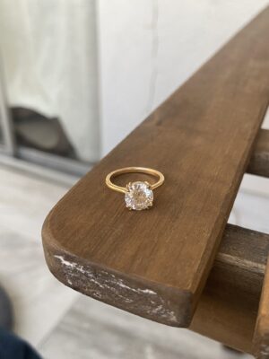 2.20 ct H,vs1 IGI Certified Round Brilliant Lab Diamond set in 14k  yellow gold