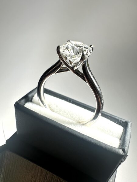 IGI Certified 1.61 CT E VS1 Lab Grown Round Diamond Ring - Image 3