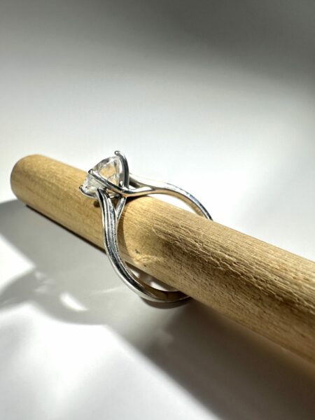 IGI Certified 1.61 CT E VS1 Lab Grown Round Diamond Ring - Image 6