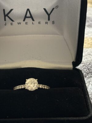 1.05 CT D VS2 Lab-Grown Round Brilliant Diamond Ring