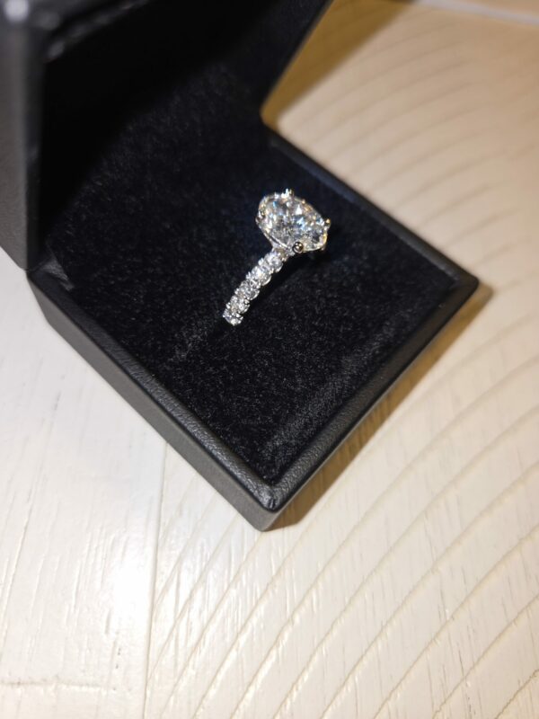 IGI Certified 2.18 CT F VS2 Lab Grown Oval Shaped Cut Diamond Ring - Image 4