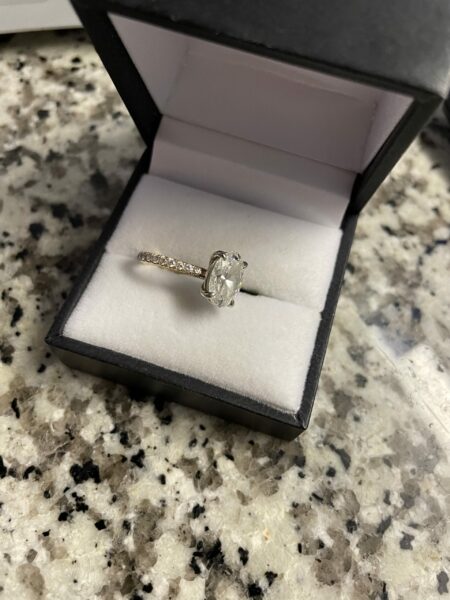 IGI Certified 2.16 CT H VS2 Lab Grown Oval Brilliant Diamond Engagement Ring - Image 3