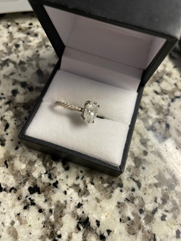 IGI Certified 2.16 CT H VS2 Lab Grown Oval Brilliant Diamond Engagement Ring - Image 4
