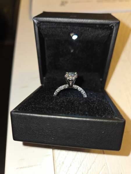 IGI Certified 2.18 CT F VS2 Lab Grown Oval Shaped Cut Diamond Ring - Image 5