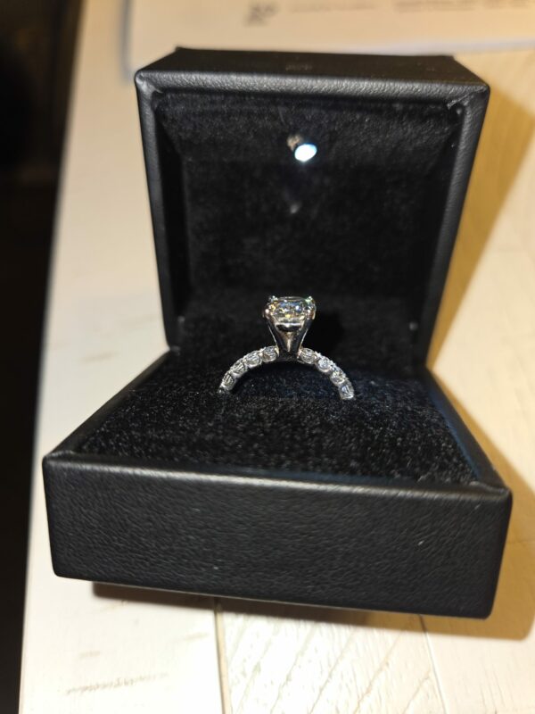 IGI Certified 2.18 CT F VS2 Lab Grown Oval Shaped Cut Diamond Ring - Image 5