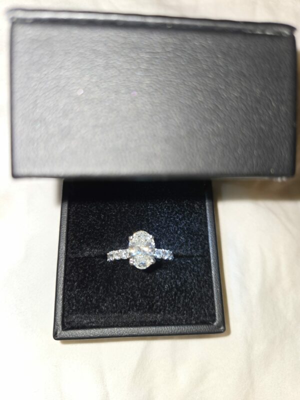IGI Certified 2.18 CT F VS2 Lab Grown Oval Shaped Cut Diamond Ring - Image 6
