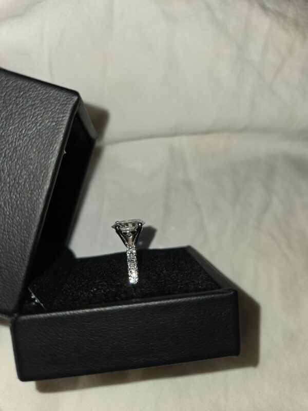 IGI Certified 2.18 CT F VS2 Lab Grown Oval Shaped Cut Diamond Ring - Image 7
