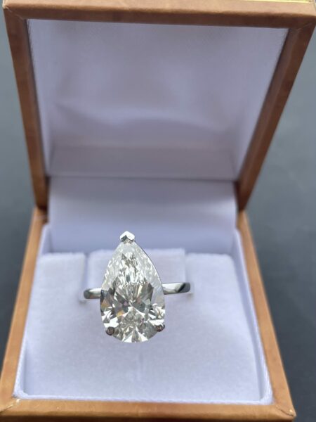 IGI Certified  5.00 CT H VS 1 Pear Cut Laboratory Diamond Ring - Image 6