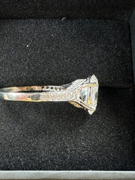 IGI Certified 3.03 CT F VS 2 Lab Grown Oval Brilliant Diamond Ring - Image 2