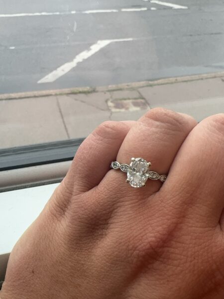 IGI Certified 2.13 CT G VS2 Lab Grown Oval Diamond Ring - Image 2
