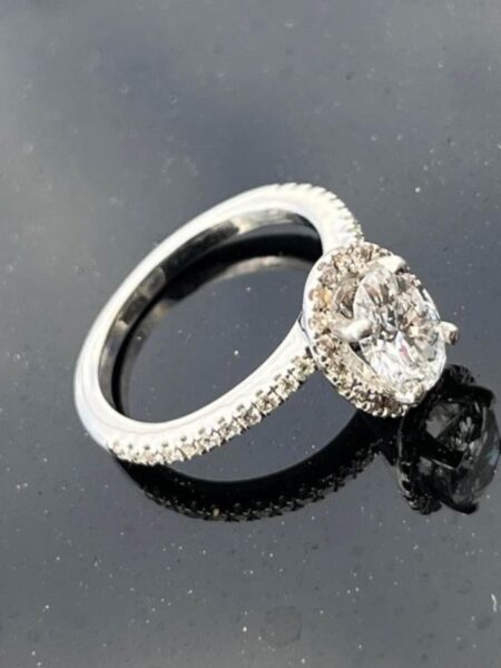 IGI Certified 0.97 CT D VS2 Lab Grown Oval Brilliant Diamond Ring - Image 2
