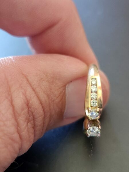 0.18 CT H/I I1 Round Cut Diamond with Two 0.18 TW H/I I1 Side Diamonds Yellow Gold Ring - Image 5