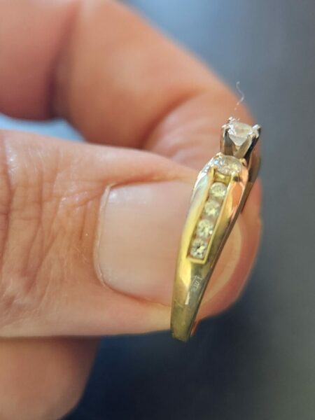 0.18 CT H/I I1 Round Cut Diamond with Two 0.18 TW H/I I1 Side Diamonds Yellow Gold Ring - Image 2