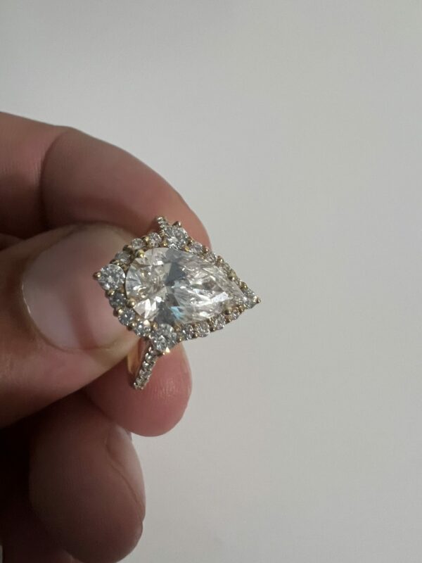 IGI Certified 2.11 CT E VS1 Lab-Grown Pear Brilliant Ring with Matching Wedding Band - Image 3