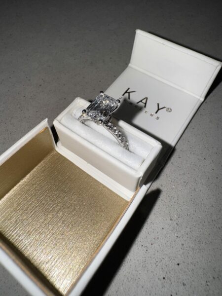 IGI Certified 2.5 CT E VVS1 Lab-Grown Emerald Cut Diamond Ring - Image 2