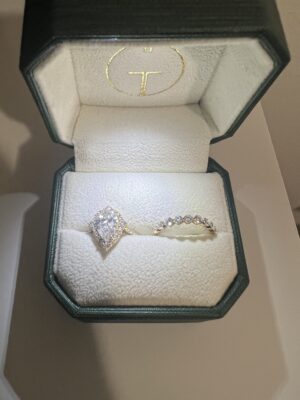 IGI Certified 2.11 CT E VS1 Lab-Grown Pear Brilliant Ring with Matching Wedding Band