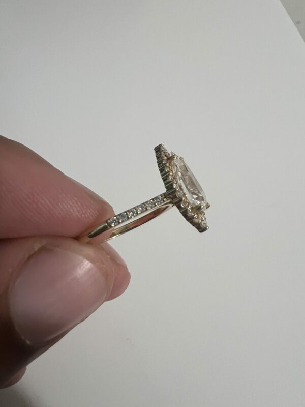IGI Certified 2.11 CT E VS1 Lab-Grown Pear Brilliant Ring with Matching Wedding Band - Image 8
