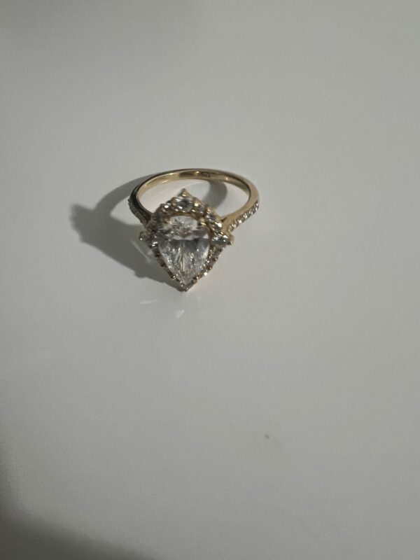 IGI Certified 2.11 CT E VS1 Lab-Grown Pear Brilliant Ring with Matching Wedding Band - Image 5