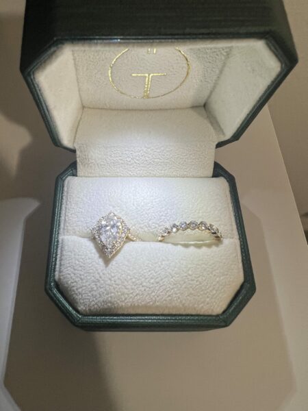 IGI Certified 2.11 CT E VS1 Lab-Grown Pear Brilliant Ring with Matching Wedding Band - Image 7