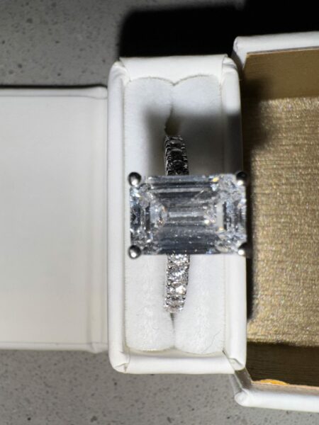 IGI Certified 2.5 CT E VVS1 Lab-Grown Emerald Cut Diamond Ring - Image 4