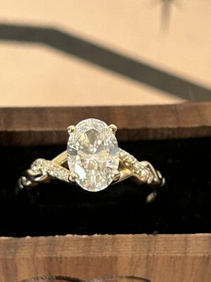 IGI Certified 1.01 CT F VS1 Lab Grown Oval Brilliant Diamond Ring