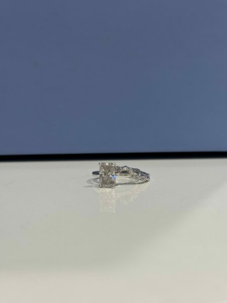IGI Certified 2.51 CT H VS1 Lab Grown Cut Cornered Rectangular Modified Brilliant Diamond Ring and Matching Band - Image 5