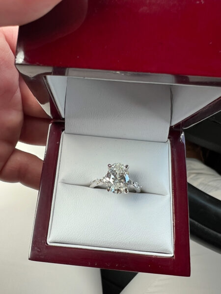 IGI Certified 3.02 CT G VS2 Lab Grown Oval Brilliant Diamond Ring - Image 3