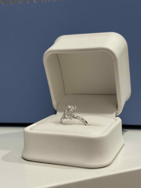 IGI Certified 2.51 CT H VS1 Lab Grown Cut Cornered Rectangular Modified Brilliant Diamond Ring and Matching Band - Image 6
