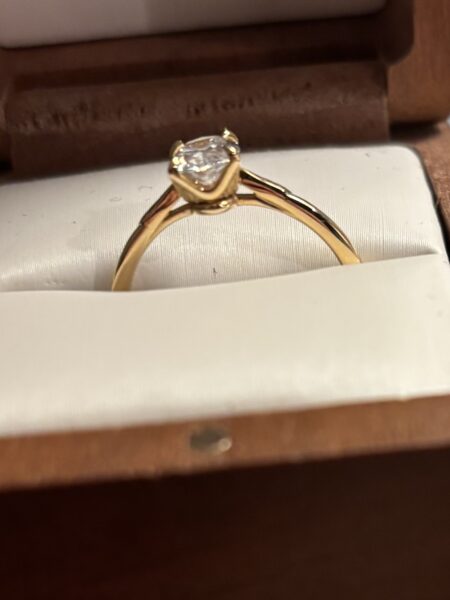 IGI Certified 0.96 CT D VVS2 Lab Grown Oval Brilliant Diamond Ring - Image 4