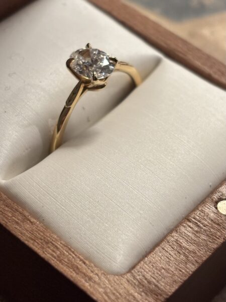 IGI Certified 0.96 CT D VVS2 Lab Grown Oval Brilliant Diamond Ring - Image 6