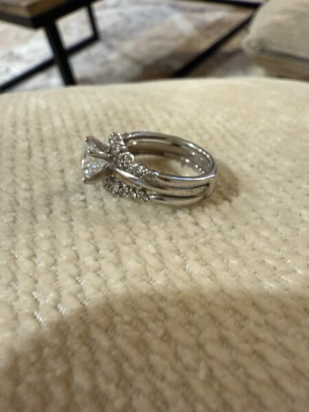 IGI Certified 1.51 CT E VS1 Lab Grown Round Brilliant Diamond Ring - Image 3