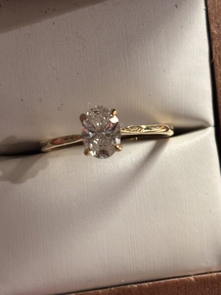 IGI Certified 0.96 CT D VVS2 Lab Grown Oval Brilliant Diamond Ring - Image 5