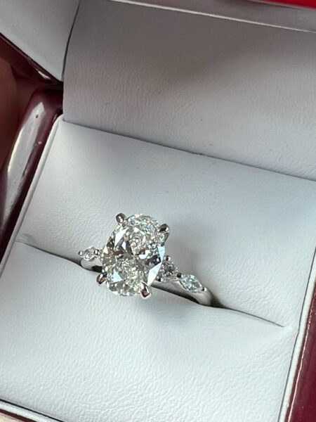 IGI Certified 3.02 CT G VS2 Lab Grown Oval Brilliant Diamond Ring - Image 4