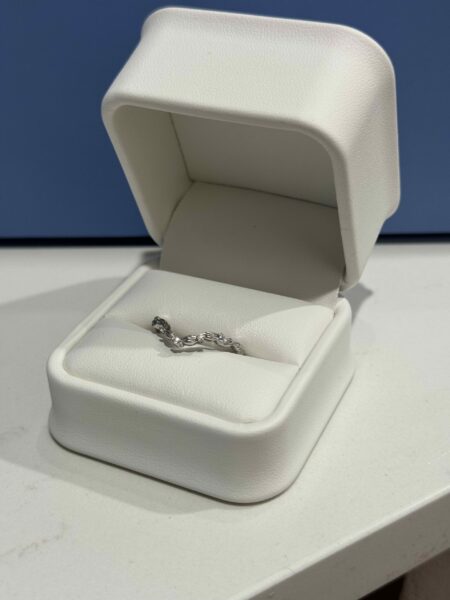 IGI Certified 2.51 CT H VS1 Lab Grown Cut Cornered Rectangular Modified Brilliant Diamond Ring and Matching Band - Image 7