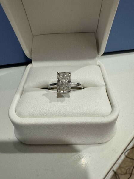 IGI Certified 2.51 CT H VS1 Lab Grown Cut Cornered Rectangular Modified Brilliant Diamond Ring and Matching Band - Image 4