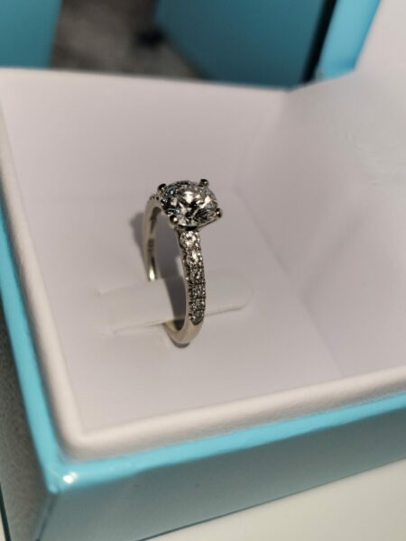IGI Certified 1.24 CT F VS2 Lab Grown Round Brilliant Diamond Ring - Image 3