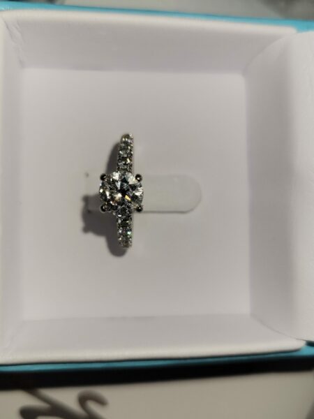 IGI Certified 1.24 CT F VS2 Lab Grown Round Brilliant Diamond Ring - Image 4