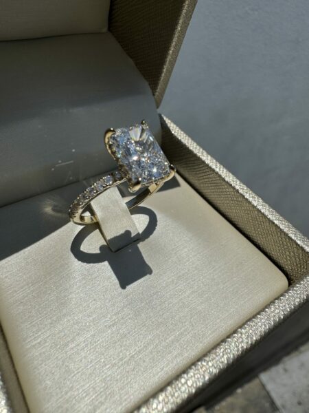 IGI Certified 3.02 CT E VVS2 Lab Grown Cut Cornered Rectangular Modified Brilliant Diamond Ring - Image 9