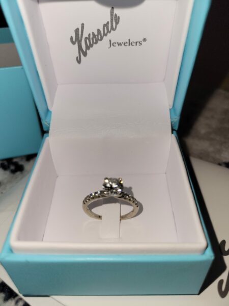 IGI Certified 1.24 CT F VS2 Lab Grown Round Brilliant Diamond Ring - Image 8